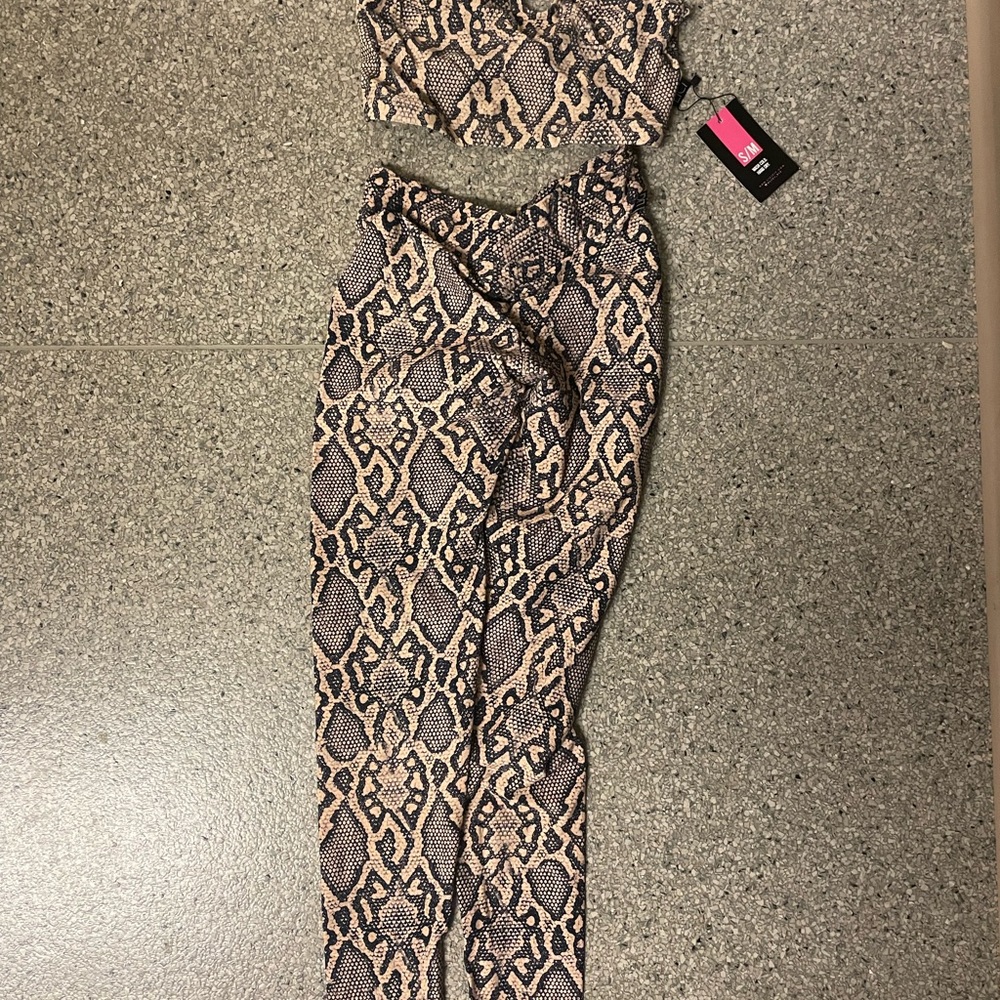 (Make a reasonable offer)Lici fit workout outfit Top and bottom sold together.